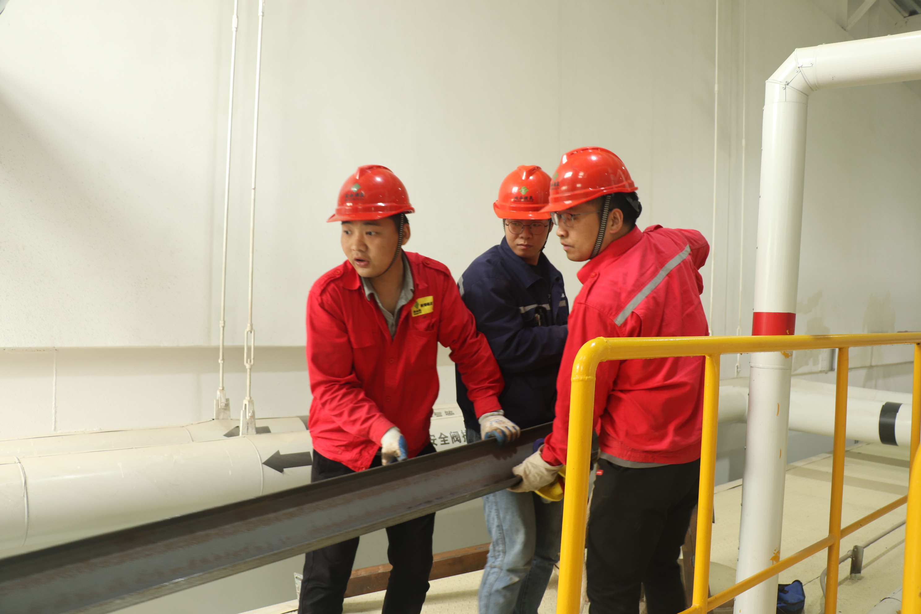 1694598930186155.jpg 安装锅炉安全阀起吊设备.JPG